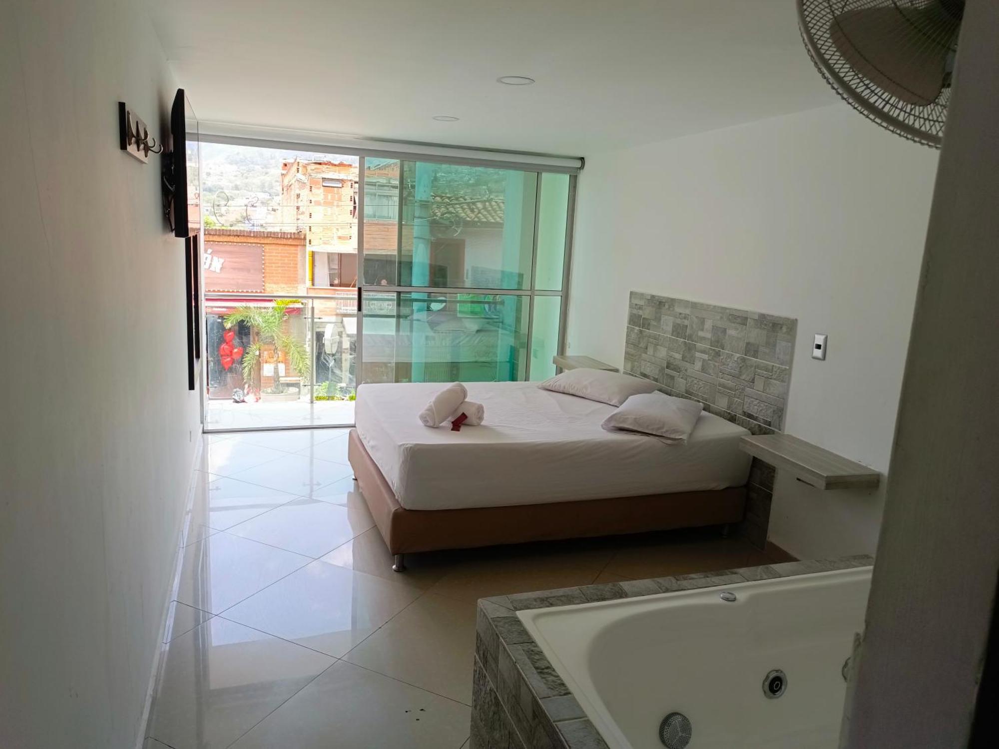 Hotel Buenos Aires Central Меделин Екстериор снимка
