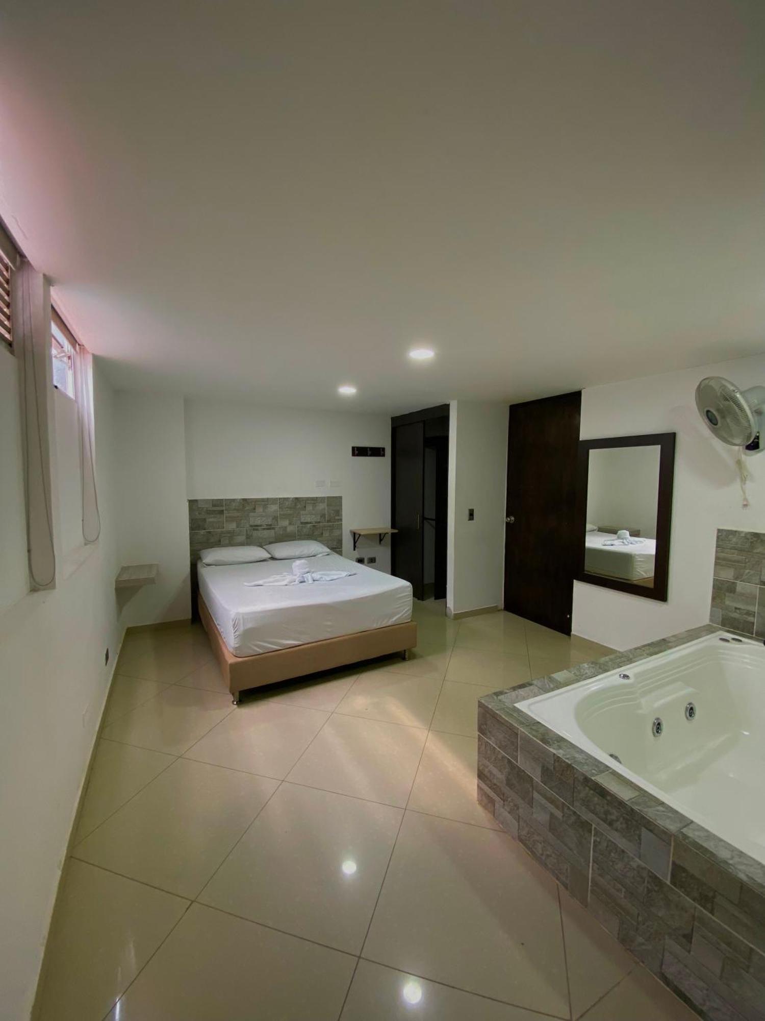 Hotel Buenos Aires Central Меделин Екстериор снимка