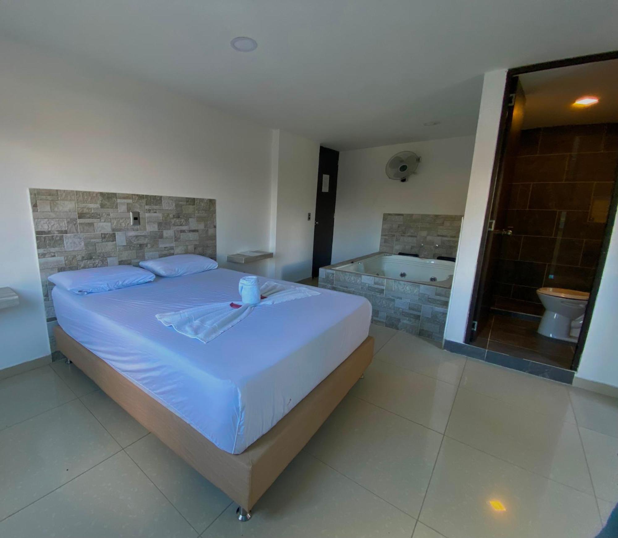 Hotel Buenos Aires Central Меделин Екстериор снимка